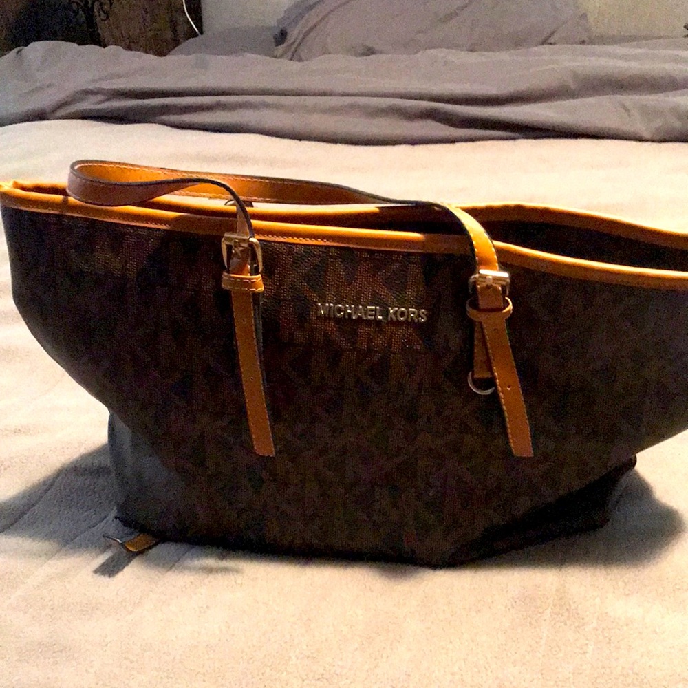 Leather Michael kors tote very clean strap is broken but very nice tote